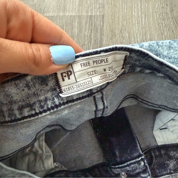 Free People Acid Wash Skinny Jeans ankle fringe size 29 - Picture 3 of 3